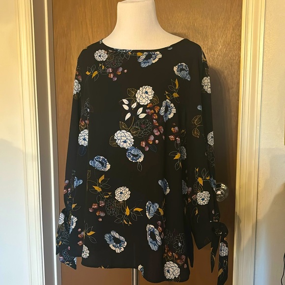 Black Floral flowy top - Picture 1 of 6